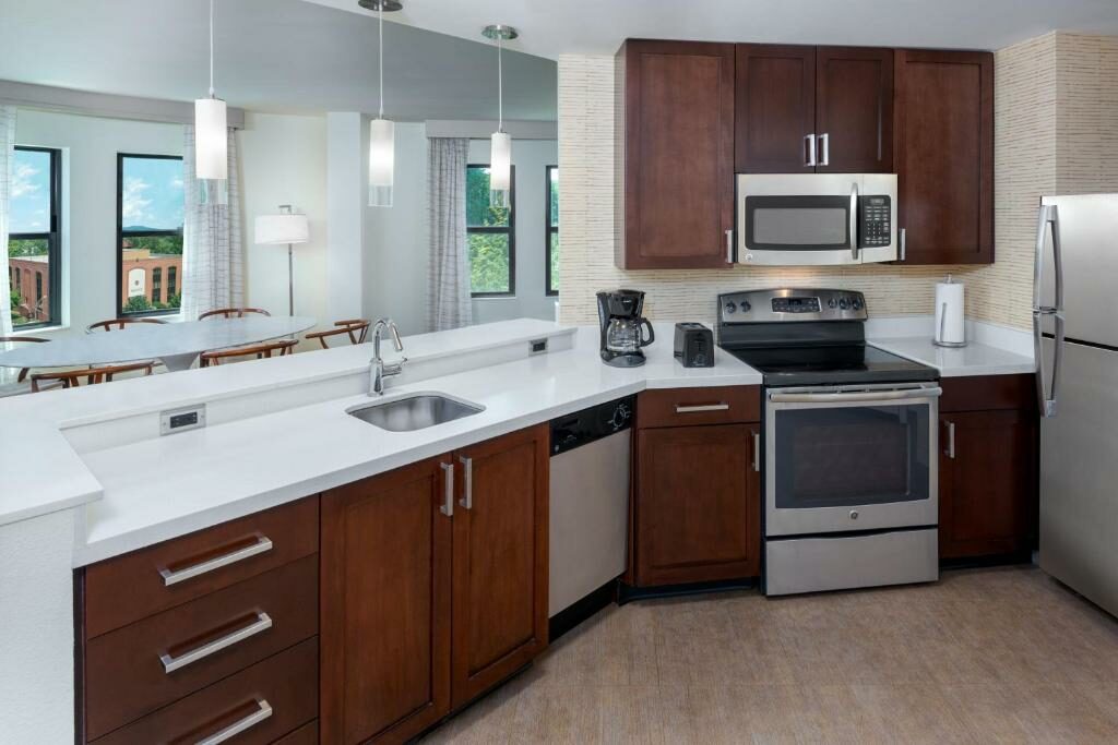 A room with a kitchen at the Residence Inn by Marriott Charlottesville Downtown.