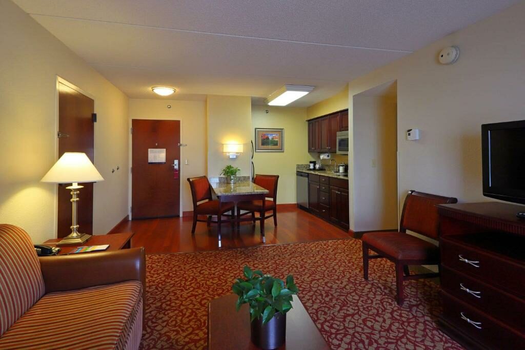 A room with a kitchenette at the Hampton Inn & Suites Charlottesville at the University.