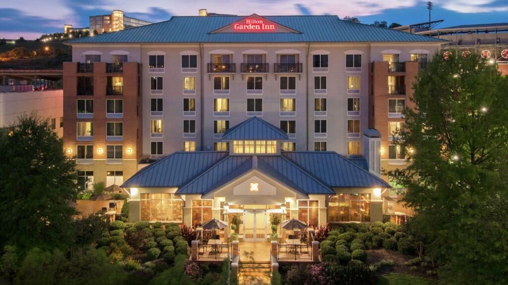 The Hilton Garden Inn Chattanooga Downtown is another hotel near the TN Aquarium.