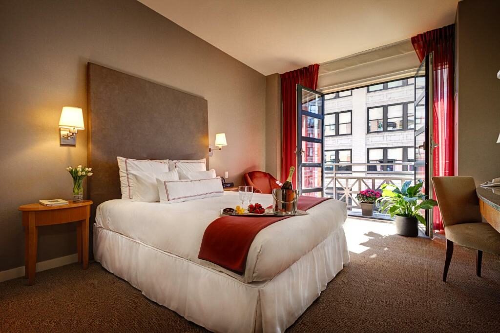 A king room with a balcony at the Hotel Giraffe.