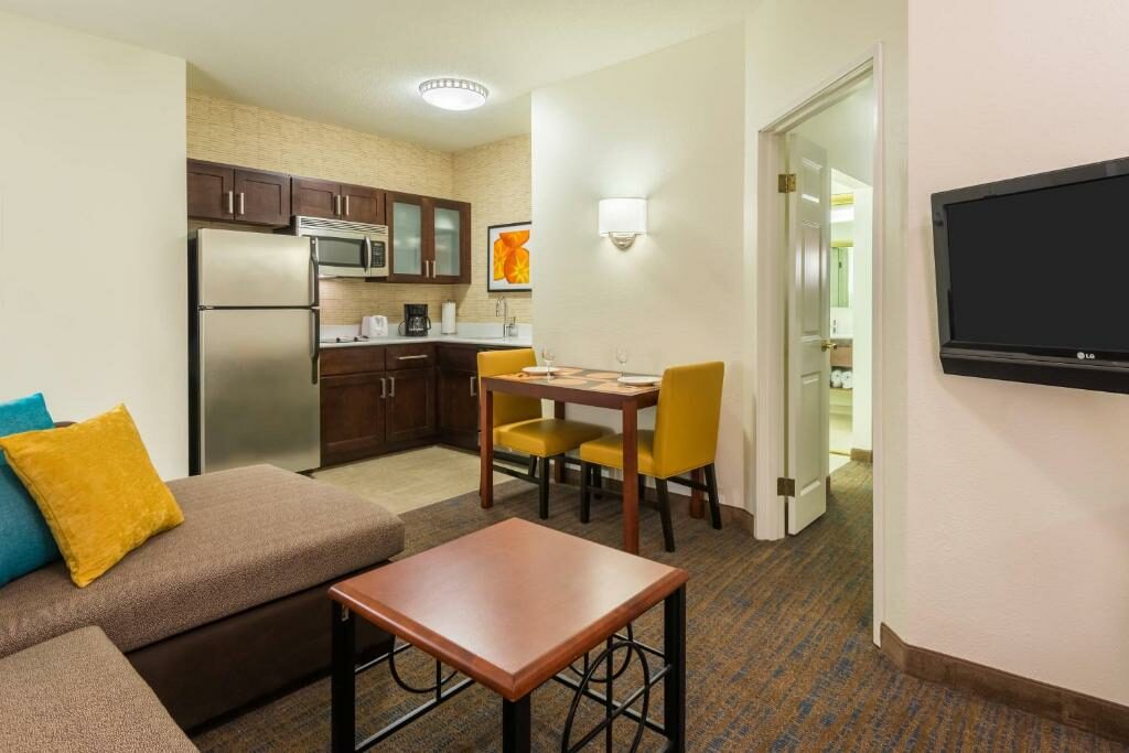 A room with a kitchen at the Residence Inn Chattanooga Downtown.