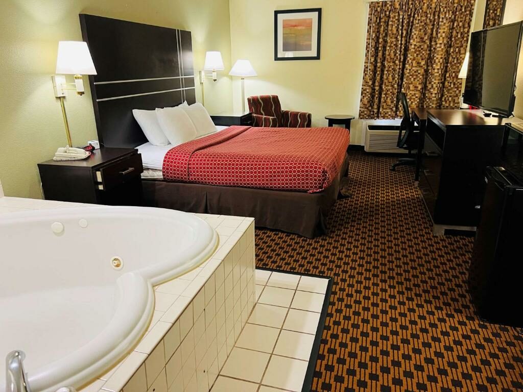 A room with a whirlpool tub at the SureStay Plus Hotel by Best Western Chattanooga / Hamilton Place.