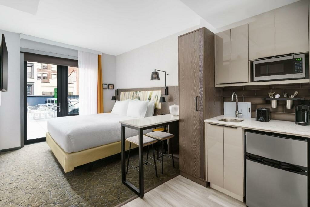 A studio with a kitchenette at the TownePlace Suites by Marriott New York Manhattan / Chelsea.