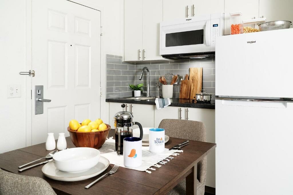 A room with a kitchenette at the InTown Suites Extended Stay Chattanooga - Hamilton Place.