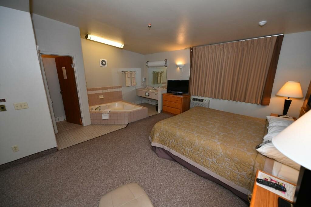 A room with a whirlpool tub at the Costa Mesa Inn. 