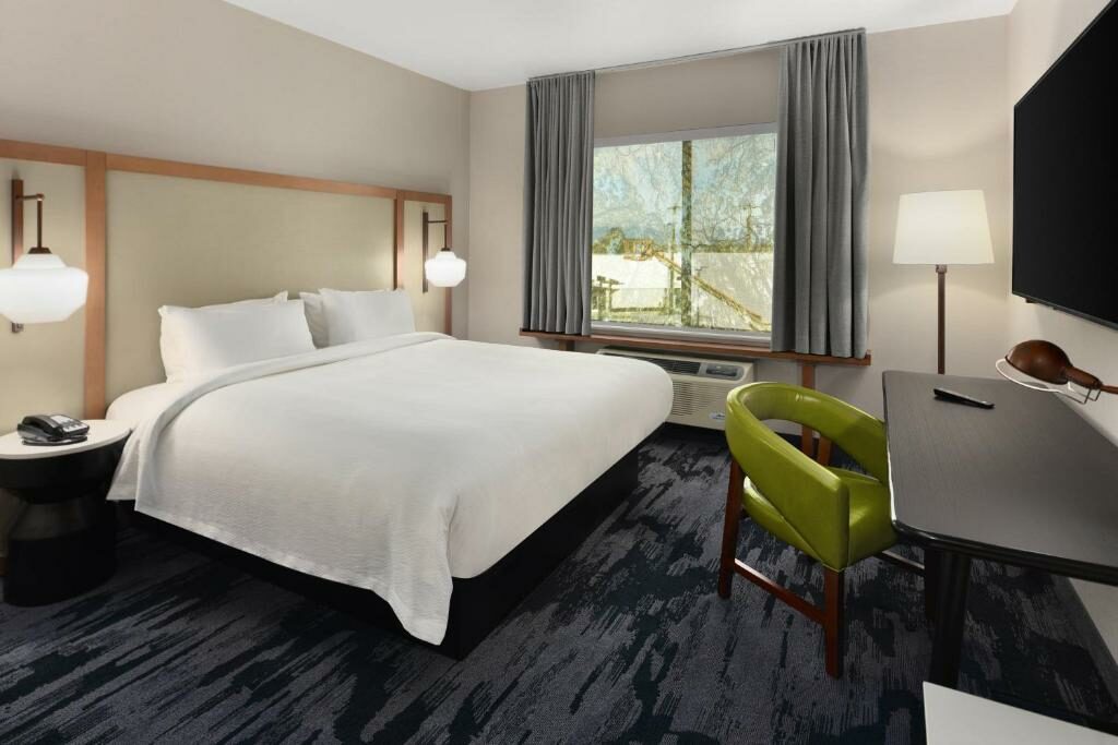 A room at the Fairfield by Marriott Inn & Suites Anaheim Los Alamitos.