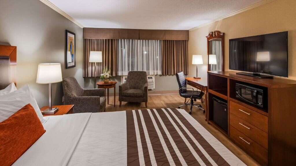 A room at the Best Western Plus Ottawa City Centre.