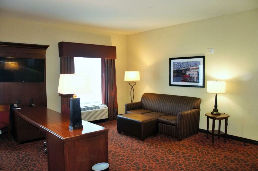 A suite at the Hampton Inn & Suites Cincinnati Uptown.