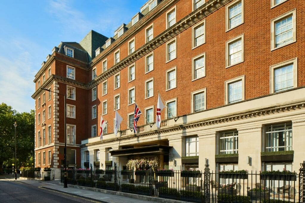 In front of the London Marriott Hotel Grosvenor Square.