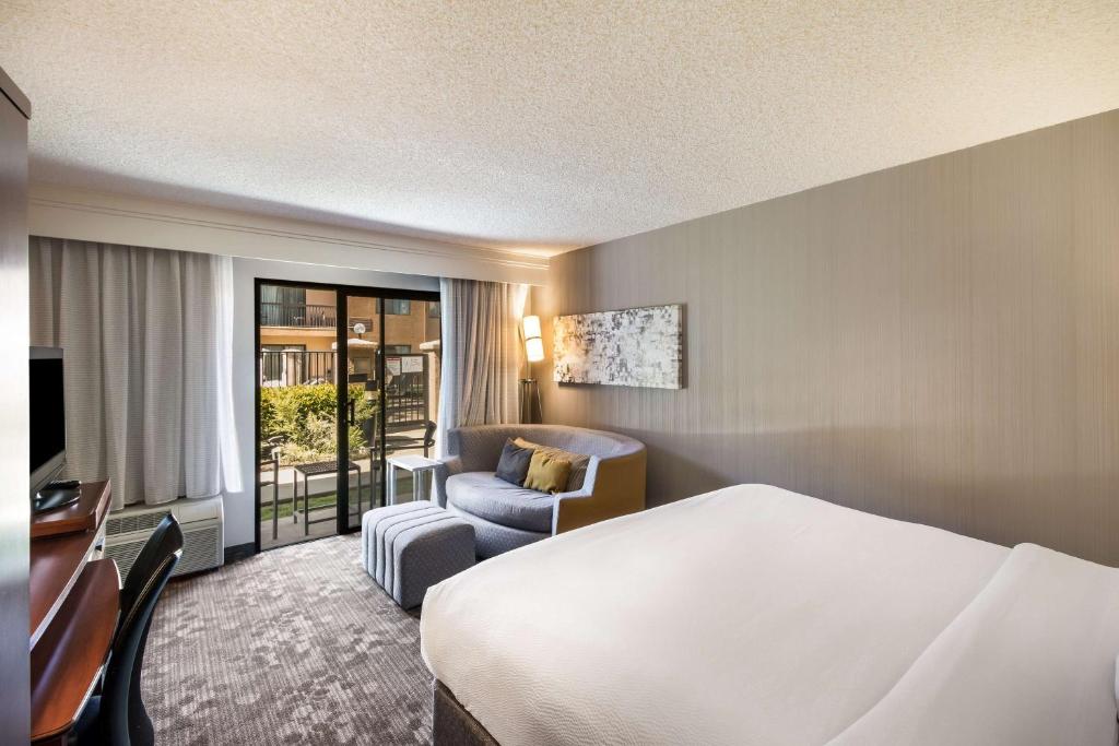 A room at the Sonesta Select Huntington Beach Fountain Valley.