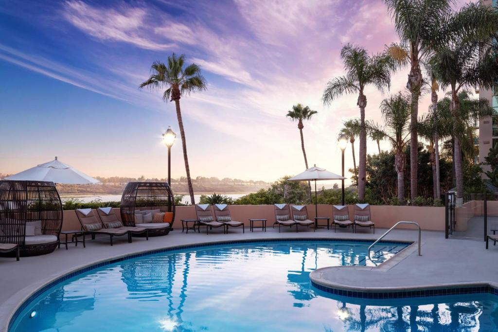 Outdoor swimming pool at the Newport Beach Marriott Bayview.